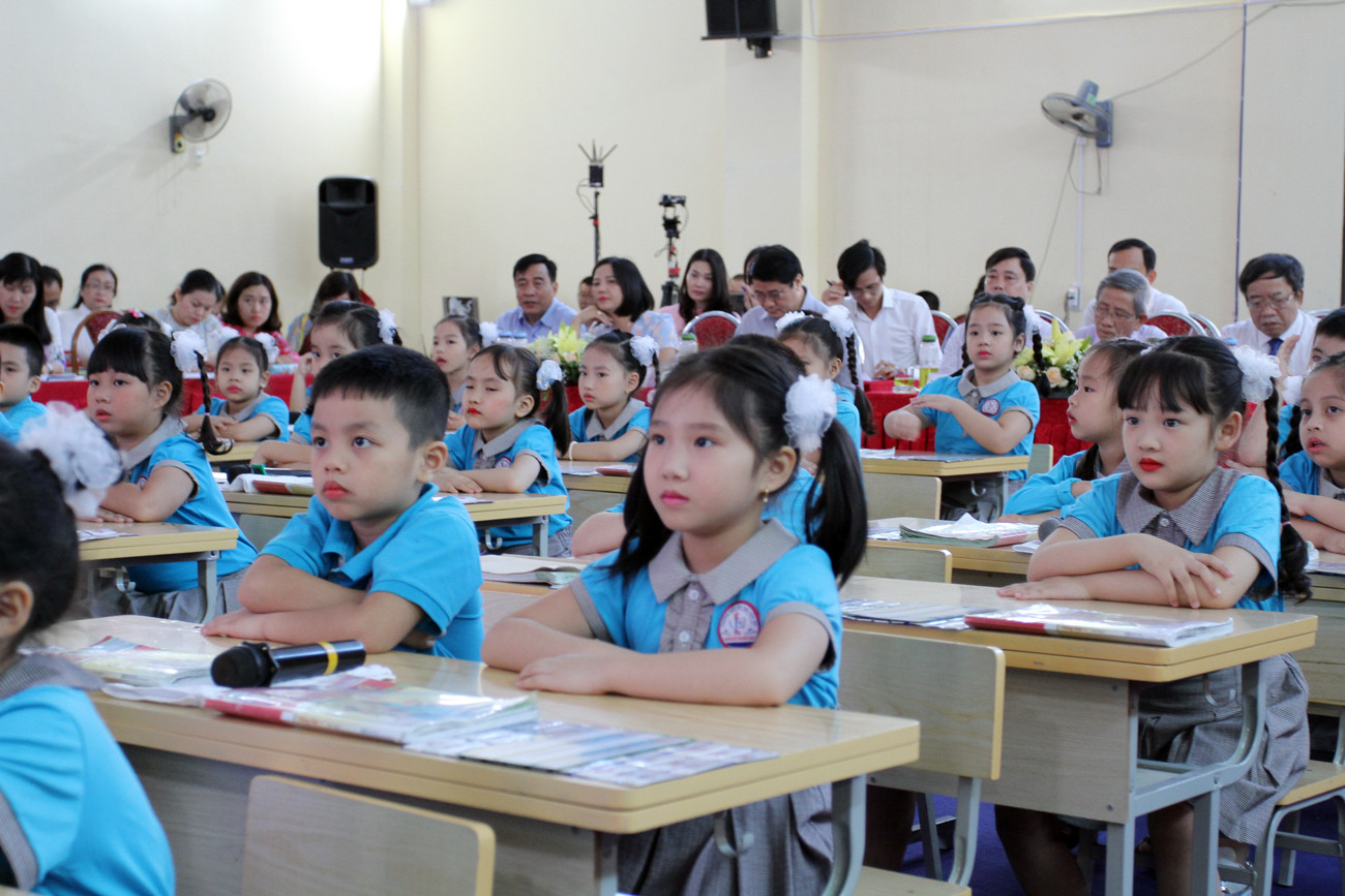 Các em học sinh chăm chú nghe cô Doãn Thu Linh giảng bài (Ảnh: Lã Tiến)