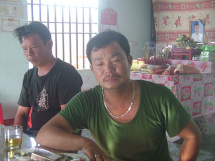 Anh Đăng Quang Võ (bố nạn nhân Ngọc) khóc thương người con trai xấu số.