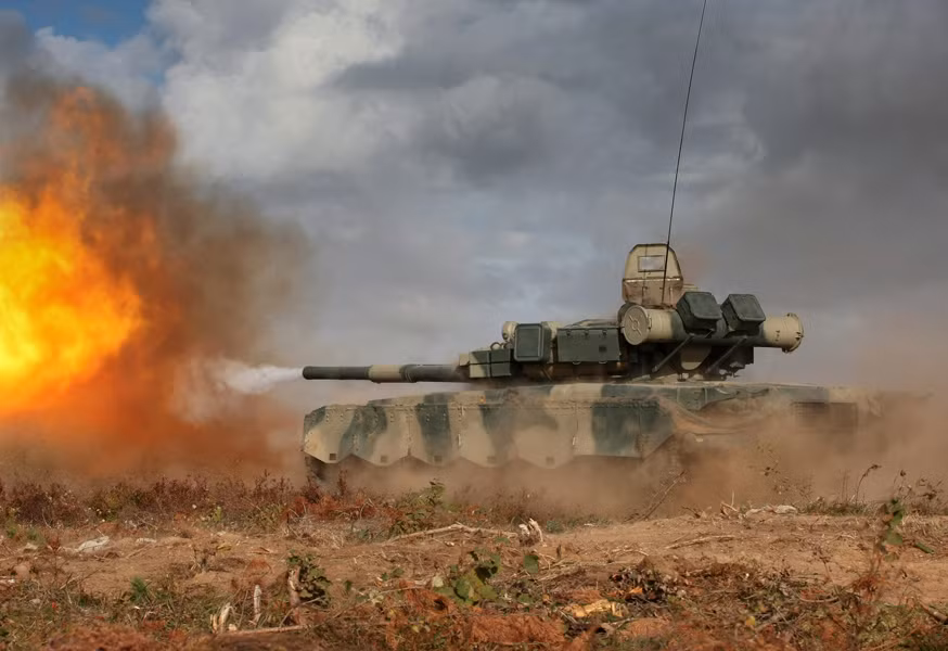 Xe tăng T-90 nã pháo vào mục tiêu Xe tăng T-90 nã pháo vào mục tiêu