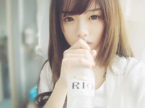 Có vẻ cô nàng rất thích chụp ảnh với nhiều hình tượng khác nhau, lúc thì trong sáng với chiếc váy học sinh, lúc thì gợi cảm trong hình ảnh của một cô gái sành điệu... Điều đó càng làm cư dân mạng thêm phần thích thú.