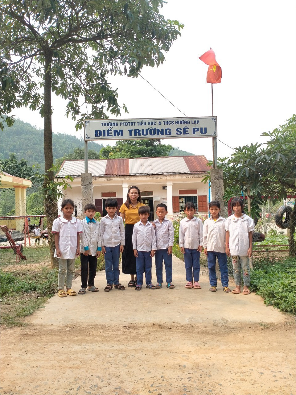 Cô giáo Lê Thị Ngân và học trò ở điểm trường Sê Pu. Ảnh: LC Cô giáo Lê Thị Ngân và học trò ở điểm trường Sê Pu. Ảnh: LC