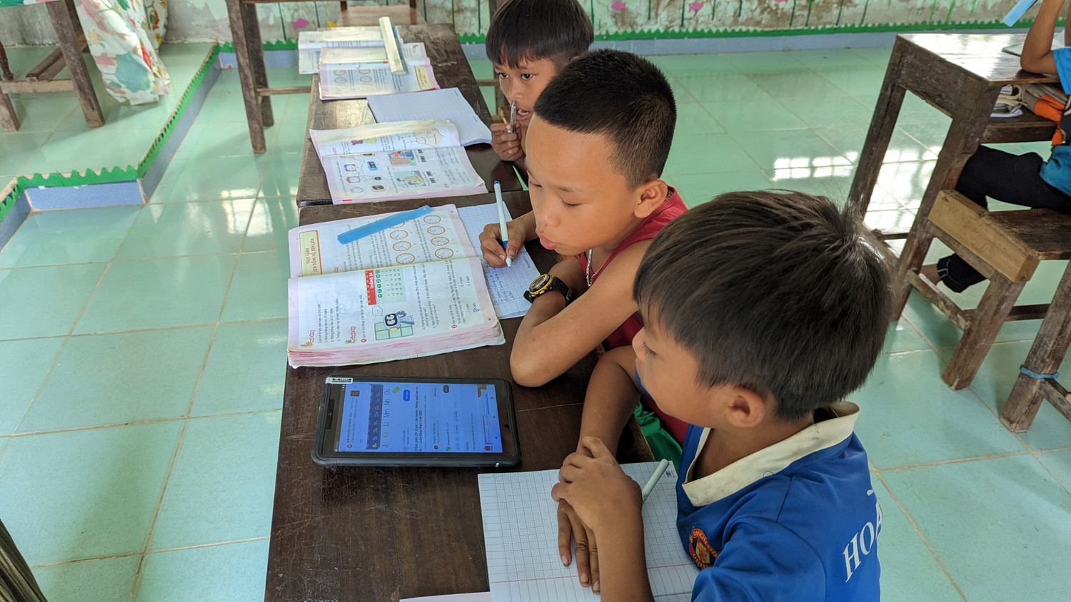Học tiếng Anh ở Sê Pu. Ảnh: LC Học tiếng Anh ở Sê Pu. Ảnh: LC