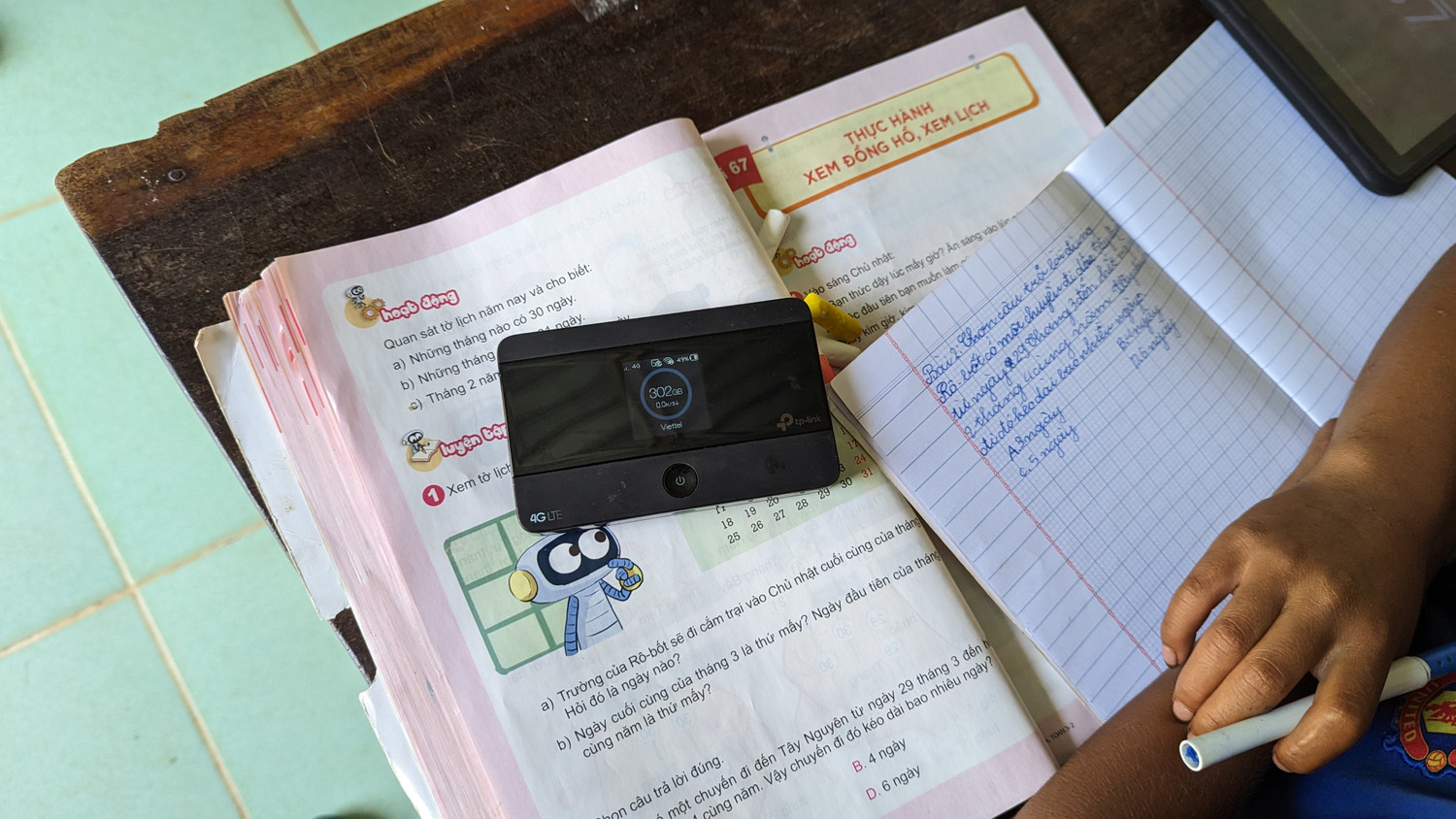 Thiết bị phát wifi mà cô Ngân phải trích từ lương ra để các em có sóng học tiếng Anh. Ảnh: LC Thiết bị phát wifi mà cô Ngân phải trích từ lương ra để các em có sóng học tiếng Anh. Ảnh: LC