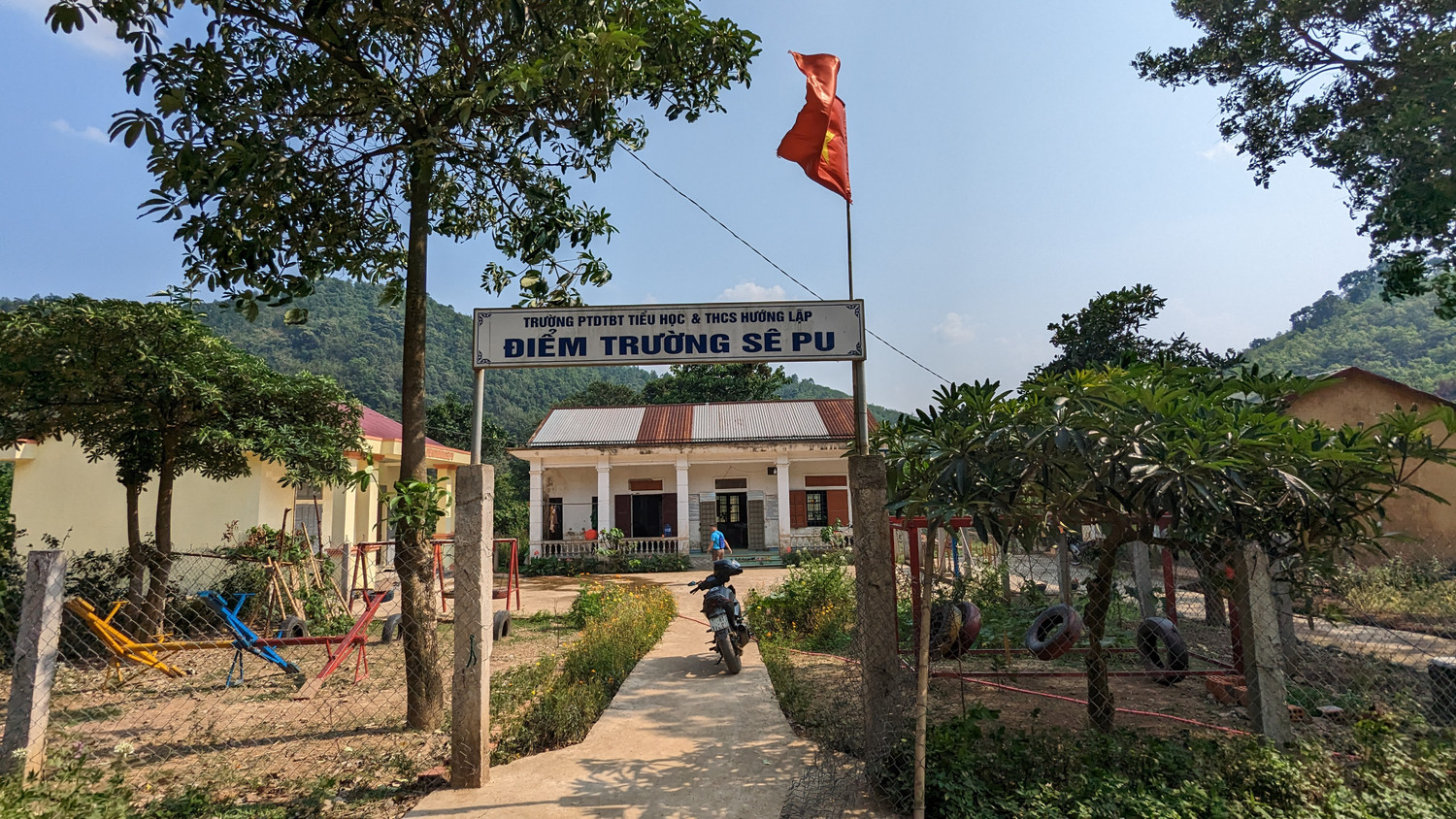 Điểm trường Sê Pu ngay dưới chân dốc của núi Brai. Ảnh: LC Điểm trường Sê Pu ngay dưới chân dốc của núi Brai. Ảnh: LC