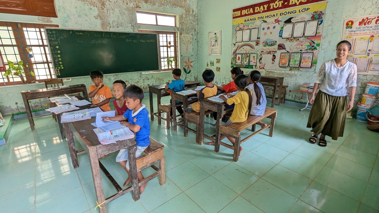 Bên trong lớp học 2 trình độ của cô giáo Lê Thị Ngân. Ảnh: LC Bên trong lớp học 2 trình độ của cô giáo Lê Thị Ngân. Ảnh: LC