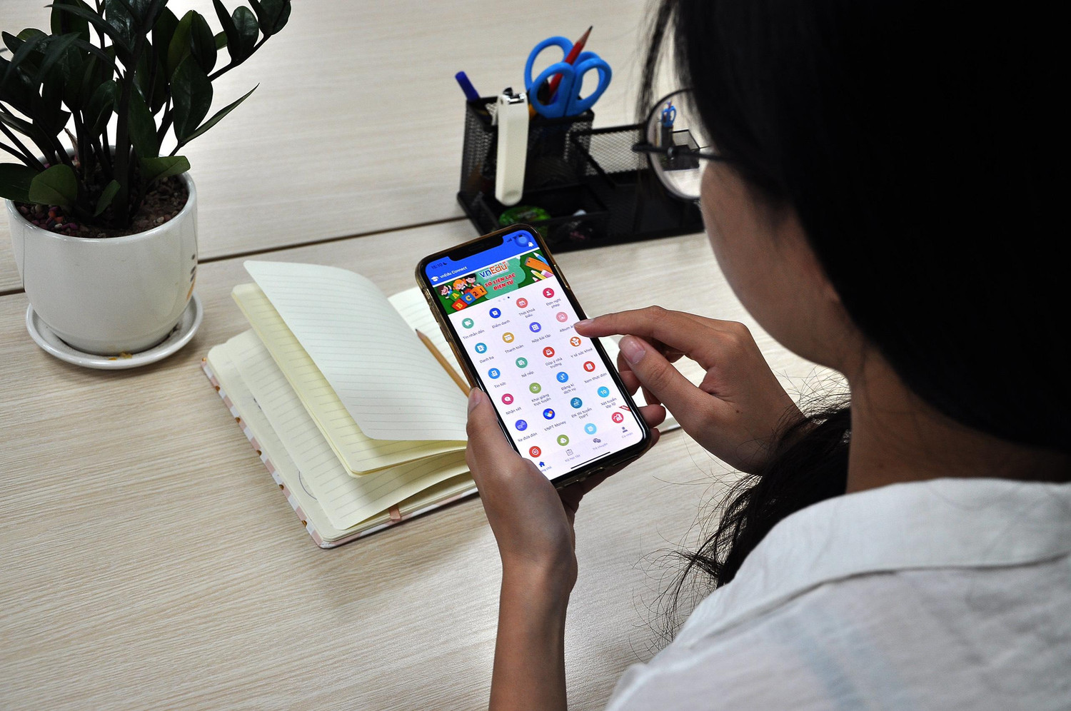 App vnEdu Connect đã và đang được lựa chọn là cầu nối tin cậy giữa phụ huynh và nhà trường App vnEdu Connect đã và đang được lựa chọn là cầu nối tin cậy giữa phụ huynh và nhà trường