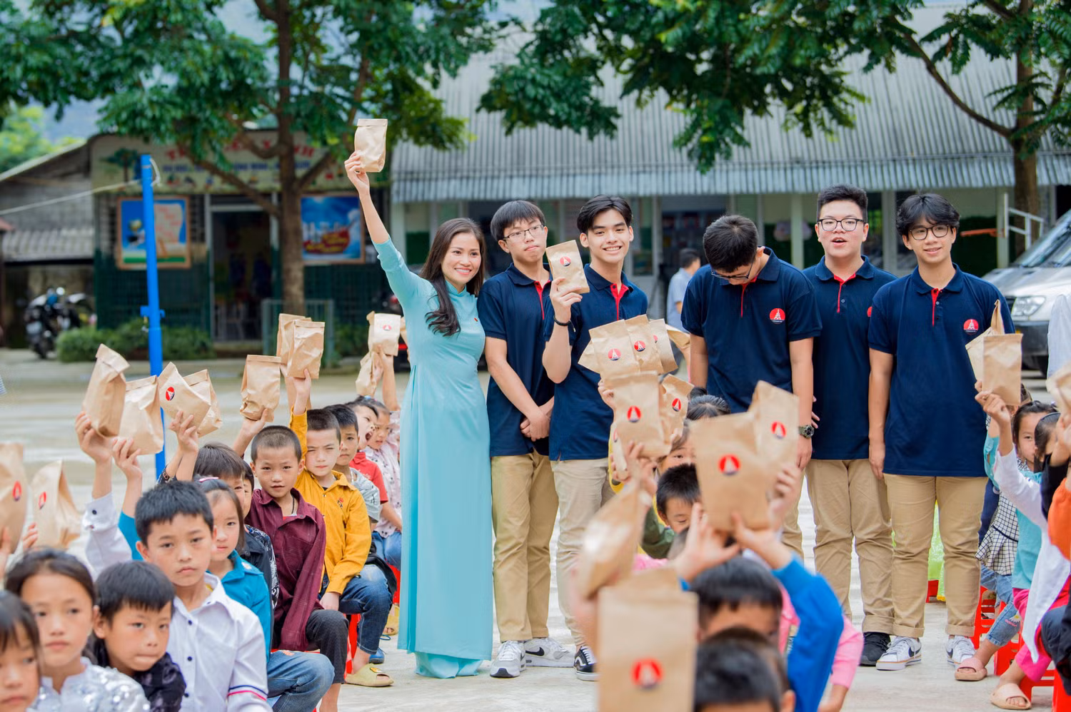 Học sinh Mèo Vạc vui mừng đón nhận tình cảm của thầy trò trường Marie Curie Học sinh Mèo Vạc vui mừng đón nhận tình cảm của thầy trò trường Marie Curie