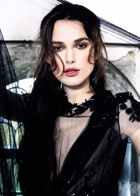 Xuất hiện cùng bộ trang phục màu đen và mái tóc rối bù nhưng Keira Knightley vẫn xinh đẹp tuyệt vời trên trang bìa của tạp chí.