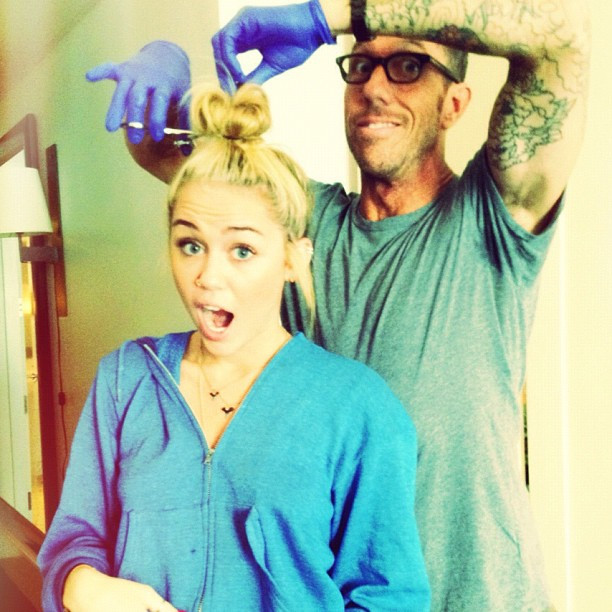 Một số hình ảnh về quá trình "xuống tóc" của Miley Cyrus đã được đăng tải lên tài khoản tweeter của cô Một số hình ảnh về quá trình "xuống tóc" của Miley Cyrus đã được đăng tải lên tài khoản tweeter của cô