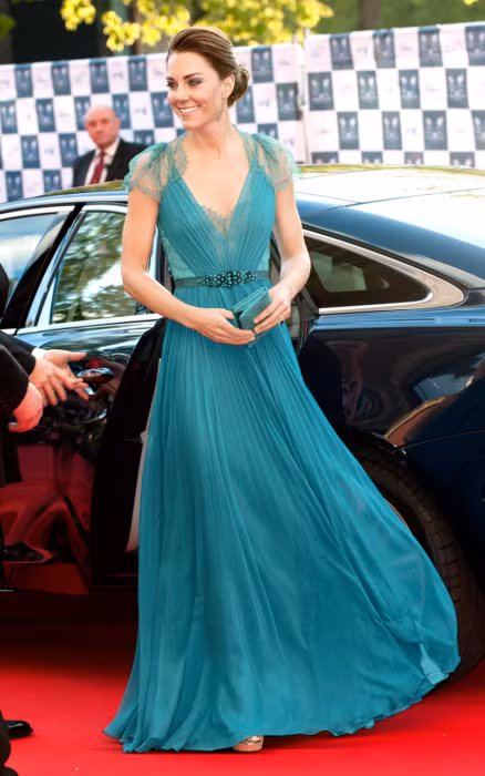 Mặc bộ váy xanh xếp li mềm mại của nhà thiết kế Jenny Packham, Công nương nước Anh trông thật xinh đẹp và quyến rũ