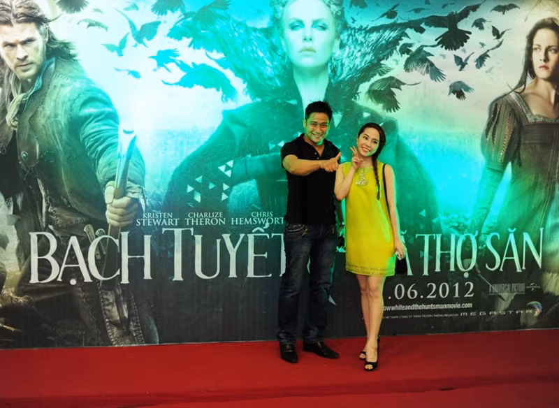 Từ khi lấy vợ, sinh con, Minh Tiệp thường giữ hình ảnh không quá thân thiết với các người đẹp khi tham dự sự kiện.