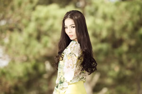 Trong bộ ảnh mới chụp tại Đà Lạt, 'bà mẹ một con' Lệ Quyên trông vẫn gợi cảm dù ăn mặc kín đáo.