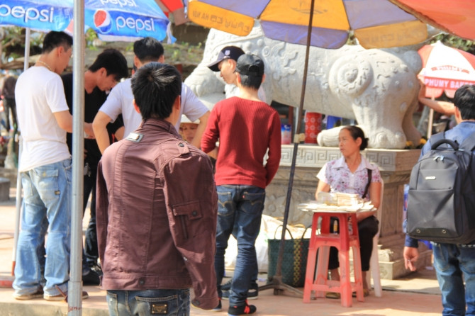 Đổi tiền lẻ ngang nhiên... (Ảnh: Đời sống và pháp luật)