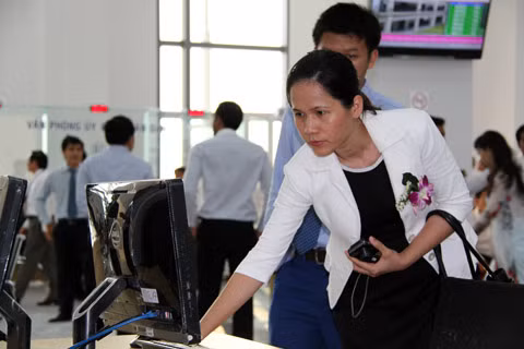 Bàn tra cứu thủ tục hành trình được bố trí tại tầng trệt, phục vụ người dân Bàn tra cứu thủ tục hành trình được bố trí tại tầng trệt, phục vụ người dân