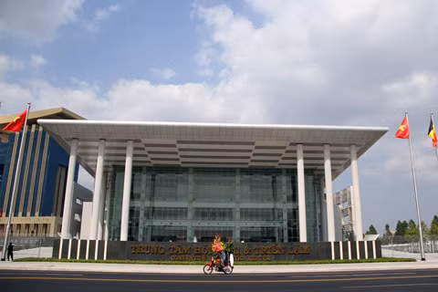 Trung tâm Hội nghị và triển lãm tọa lạc cạnh trung tâm hành chính tập trung Trung tâm Hội nghị và triển lãm tọa lạc cạnh trung tâm hành chính tập trung