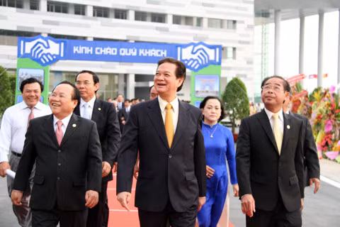 Thủ tướng Nguyễn Tấn Dũng vào thăm tòa nhà hành chính tỉnh Bình Dương Thủ tướng Nguyễn Tấn Dũng vào thăm tòa nhà hành chính tỉnh Bình Dương