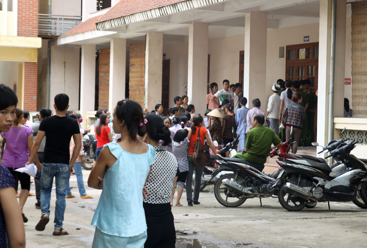 Sản phụ Đỗ Thị Thùy Dung sinh con lần đầu, cháu bé là cháu gái. Khi nhập viện, chị Dung và thai nhi được các bác sĩ xác định là khỏe mạnh bình thường, có thể tự sinh đẻ tự nhiên, không cần can thiệp của dao kéo. Tuy nhiên, sự việc đau lòng đã xảy đến khiến cháu bé tử vong. Sản phụ Đỗ Thị Thùy Dung sinh con lần đầu, cháu bé là cháu gái. Khi nhập viện, chị Dung và thai nhi được các bác sĩ xác định là khỏe mạnh bình thường, có thể tự sinh đẻ tự nhiên, không cần can thiệp của dao kéo. Tuy nhiên, sự việc đau lòng đã xảy đến khiến cháu bé tử vong.