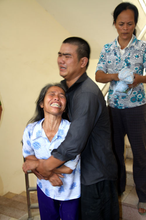 Bà Phạm Thị Cam cho (áo hoa xanh trắng) - mẹ đẻ chị Dung cho hay, gia đình đã biếu bà Thinh (trưởng khoa Sản) 500.000đ và cầu xin các bác sĩ mổ đẻ cho sản phụ Dung nhưng phải mất hai tiếng sau các bác sĩ mới tiến hành mổ đẻ. Bà Phạm Thị Cam cho (áo hoa xanh trắng) - mẹ đẻ chị Dung cho hay, gia đình đã biếu bà Thinh (trưởng khoa Sản) 500.000đ và cầu xin các bác sĩ mổ đẻ cho sản phụ Dung nhưng phải mất hai tiếng sau các bác sĩ mới tiến hành mổ đẻ.