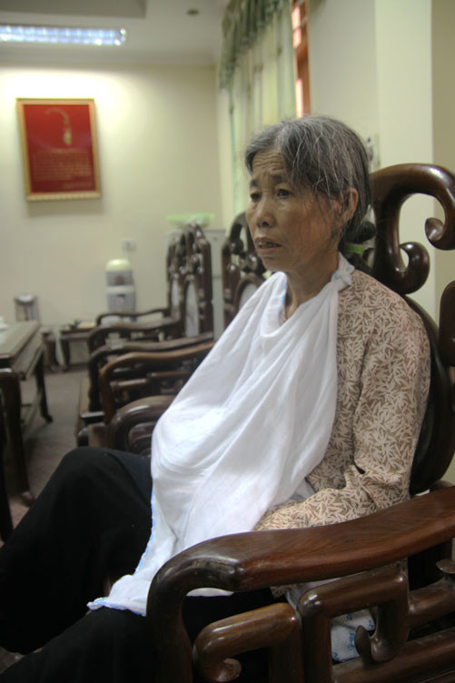 Chị Dung và anh Hải lấy nhau được gần 3 năm nay, chị Dung là giáo viên mầm non, còn anh Hải ở nhà làm nghề sản xuất tăm hương và làm ruộng. Kinh tế của anh chị và hai bên nội ngoại không khá giả nhưng cũng hết sức chăm lo cho chị Dung trong những tháng chị mang thai được mạnh khỏe và phát triển tốt nhất. Chị Dung và anh Hải lấy nhau được gần 3 năm nay, chị Dung là giáo viên mầm non, còn anh Hải ở nhà làm nghề sản xuất tăm hương và làm ruộng. Kinh tế của anh chị và hai bên nội ngoại không khá giả nhưng cũng hết sức chăm lo cho chị Dung trong những tháng chị mang thai được mạnh khỏe và phát triển tốt nhất.