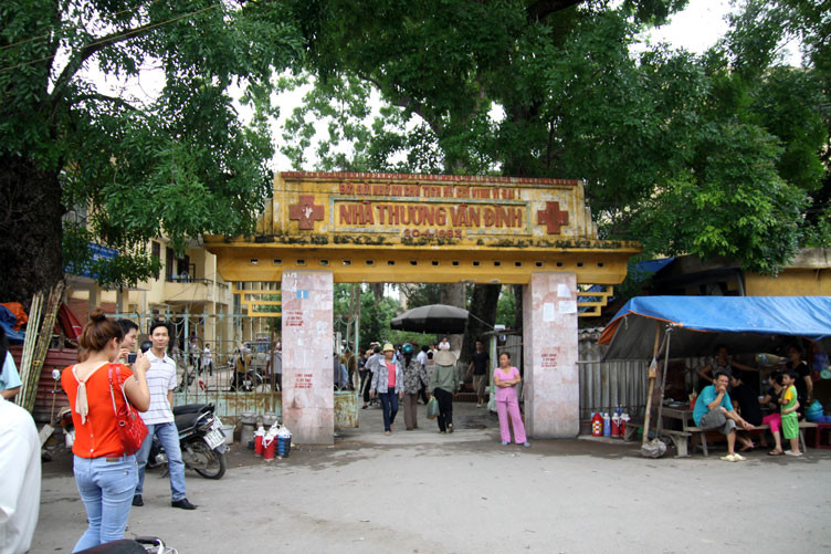 Người dân nơi đây cho hay, bệnh viện Đa khoa Vân Đình được đánh giá là bệnh viện có chất lượng khu vực phía nam của thành phố Hà Nội. Tuy nhiên, trường hợp của sản phụ Dung không phải là lần đầu xảy ra tại bênh viện này. Người dân nơi đây cho hay, bệnh viện Đa khoa Vân Đình được đánh giá là bệnh viện có chất lượng khu vực phía nam của thành phố Hà Nội. Tuy nhiên, trường hợp của sản phụ Dung không phải là lần đầu xảy ra tại bênh viện này.