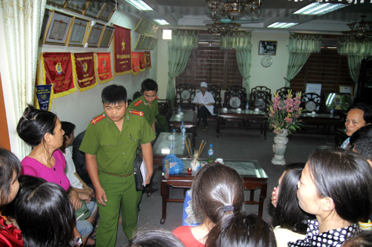 Quá bức xúc và uất ức, gia đình đã đem thi thể cháu bé đặt ngay tại phòng làm nơi ban giám đốc BV Đa khoa Vân Đình đang làm việc với cơ quan công an huyện Ứng Hòa. Quá bức xúc và uất ức, gia đình đã đem thi thể cháu bé đặt ngay tại phòng làm nơi ban giám đốc BV Đa khoa Vân Đình đang làm việc với cơ quan công an huyện Ứng Hòa.