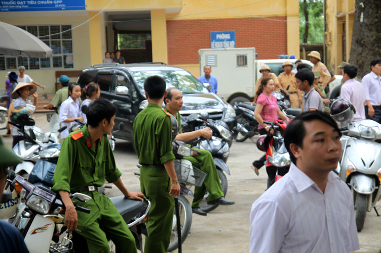 Cả trăm công an huyện, công an xã đã được huy động tới bệnh viện để đảm bảo an ninh trật tự. Cả trăm công an huyện, công an xã đã được huy động tới bệnh viện để đảm bảo an ninh trật tự.
