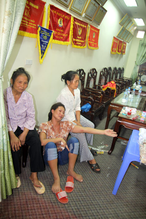 Người nhà sản phụ Dung đã kiệt sức vì thương tiếc con cháu. Người nhà sản phụ Dung đã kiệt sức vì thương tiếc con cháu.