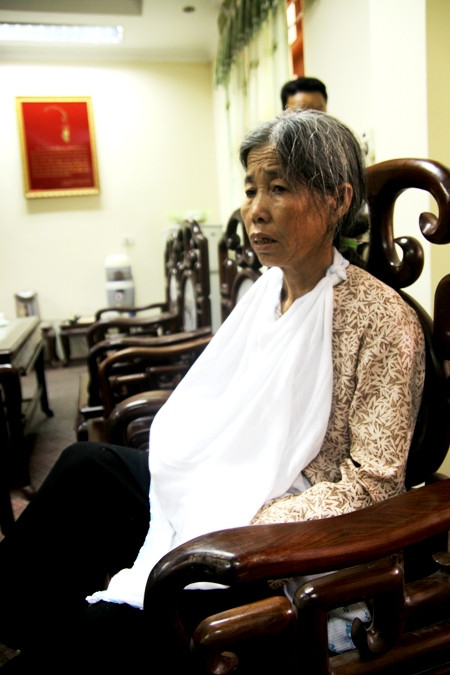 Người nhà của sản phụ mặt không còn thần hồn vì quá đau buồn trước cái chết của cháu bé. Người nhà của sản phụ mặt không còn thần hồn vì quá đau buồn trước cái chết của cháu bé.
