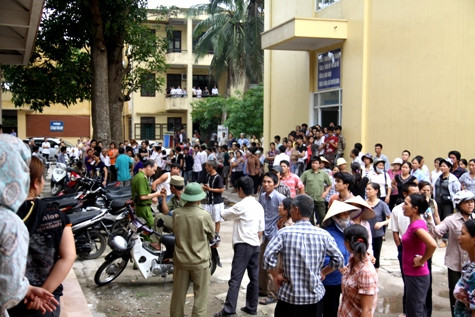 Ngay từ sáng sớm, cả trăm người kéo về khu nhà của lãnh đạo bệnh viện Đa khoa Vân Đình do bức xúc vì cái chết oan uổng của cháu bé. Ngay từ sáng sớm, cả trăm người kéo về khu nhà của lãnh đạo bệnh viện Đa khoa Vân Đình do bức xúc vì cái chết oan uổng của cháu bé.