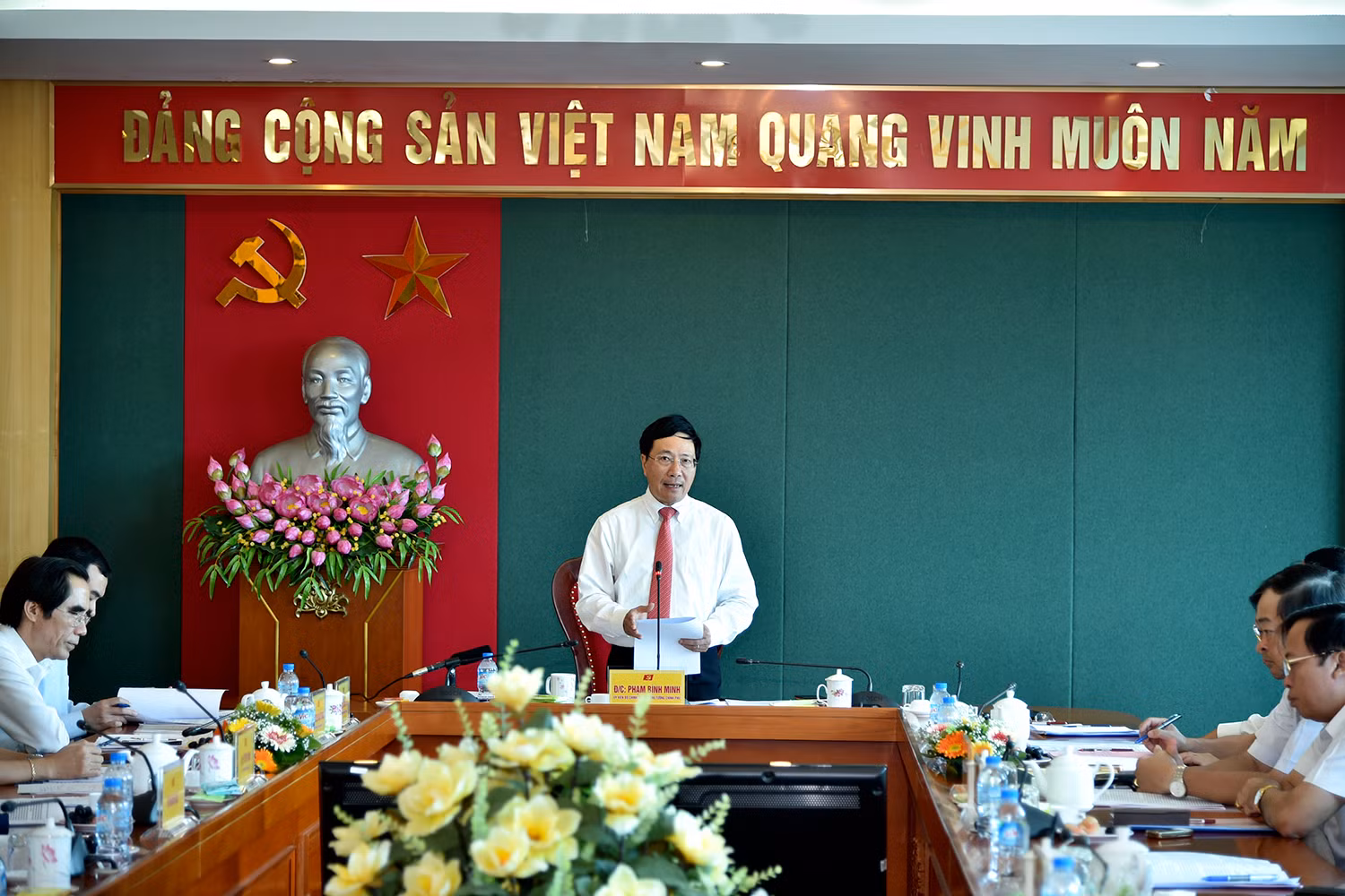 Phó Thủ tướng Phạm Bình Minh làm việc với Ban Thường vụ Tỉnh ủy Thái Nguyên về tình hình phát triển kinh tế - xã hội và công tác đối ngoại trên địa bàn tỉnh. Ảnh: VGP/Hải Minh Phó Thủ tướng Phạm Bình Minh làm việc với Ban Thường vụ Tỉnh ủy Thái Nguyên về tình hình phát triển kinh tế - xã hội và công tác đối ngoại trên địa bàn tỉnh. Ảnh: VGP/Hải Minh