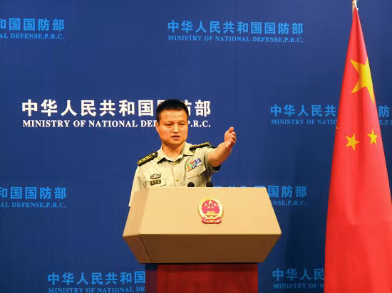 Người phát ngôn Bộ Quốc phòng Trung Quốc, Thượng tá Dương Vũ Quân. Người phát ngôn Bộ Quốc phòng Trung Quốc, Thượng tá Dương Vũ Quân.