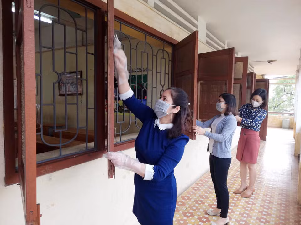 Giáo viên Trường Trung học phổ thông Hàng Hải lau chùi phòng học để chuẩn bị đón học sinh quay lại trường (Ảnh: LT)