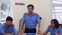 Ông Dương Ngọc Hải (đứng giữa), Phó Viện trưởng Viện KSND TP. Hồ Chí Minh người trực tiếp chỉ đạo truy tố bà Nguyễn Thị Bạch Tuyết. Ảnh Cổng thông tin VKSND TP.HCM. Ông Dương Ngọc Hải (đứng giữa), Phó Viện trưởng Viện KSND TP. Hồ Chí Minh người trực tiếp chỉ đạo truy tố bà Nguyễn Thị Bạch Tuyết. Ảnh Cổng thông tin VKSND TP.HCM.