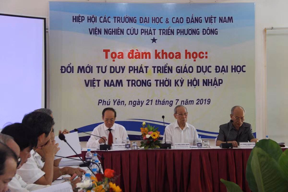 Các đại biểu tham dự tọa đàm khoa học: "Đổi mới tư duy phát triển giáo dục Đại học Việt Nam trong thời kỳ hội nhập".