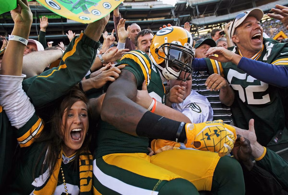 Cầu thủ James Jones của đội Green Bay Packers trong vòng tay người hâm mộ sau chiến thắng trước đội New Orleans Saints tại sân Lambeau ngày 30/9.