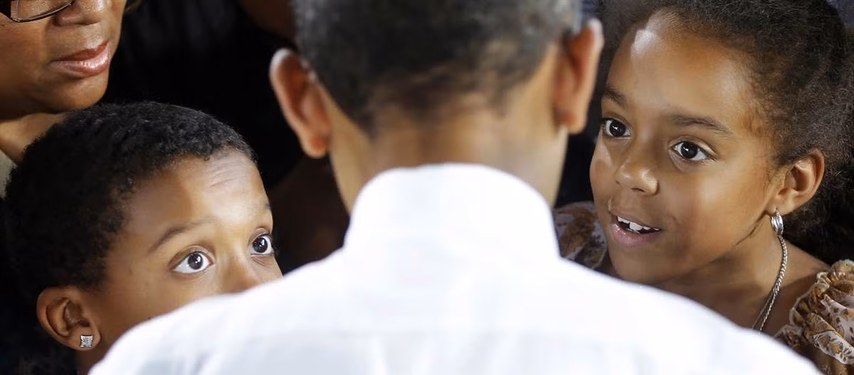Tổng thống Barack Obama dừng lại để chào hỏi hai người ủng hộ nhỏ tuổi trong đợt vận động tranh cử hôm 27/9 tại Farm Bureau Live ở Virginia Beach.