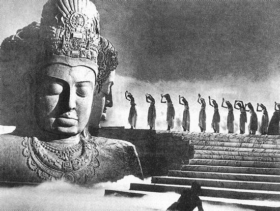 Cảnh màn ca múa “Ghar Aya Mera Pardesi”.