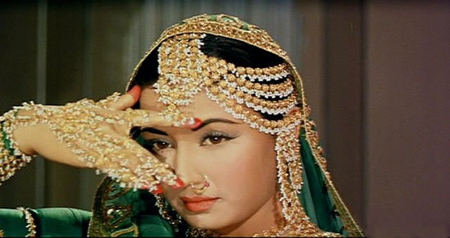 Nữ diễn viên kiêm vũ công Meena Kumari biểu diễn điệu múa “Chalte Chalte… Yuhin Koi Mil Gaya Tha”.