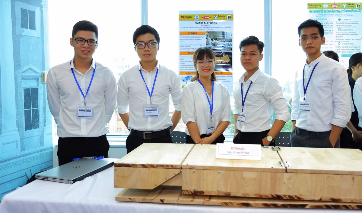 Nhóm sinh viên chế tạo sản phẩm giường đệm thông minh của Trường Đại học Bách khoa Đà Nẵng. Ảnh: VVQ Nhóm sinh viên chế tạo sản phẩm giường đệm thông minh của Trường Đại học Bách khoa Đà Nẵng. Ảnh: VVQ