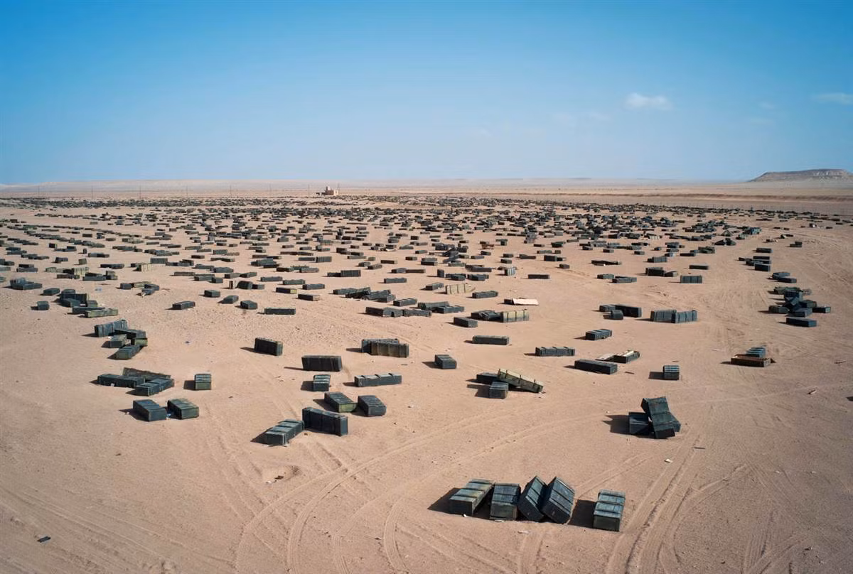 Một kho vũ khí lộ thiên không người canh giữ nằm cách thành phố Sirte, Libya 62 dặm về phía nam ngày 26/10/2011. Một kho vũ khí lộ thiên không người canh giữ nằm cách thành phố Sirte, Libya 62 dặm về phía nam ngày 26/10/2011.