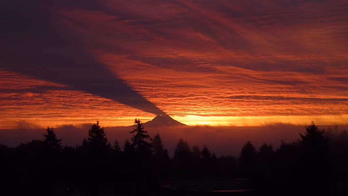 Hiệu ứng bóng ảnh từ ngọn núi Rainier ở Tumwater, Washington trong buổi sáng nhiều mây ngày 26/10/2011. Hiệu ứng bóng ảnh từ ngọn núi Rainier ở Tumwater, Washington trong buổi sáng nhiều mây ngày 26/10/2011.