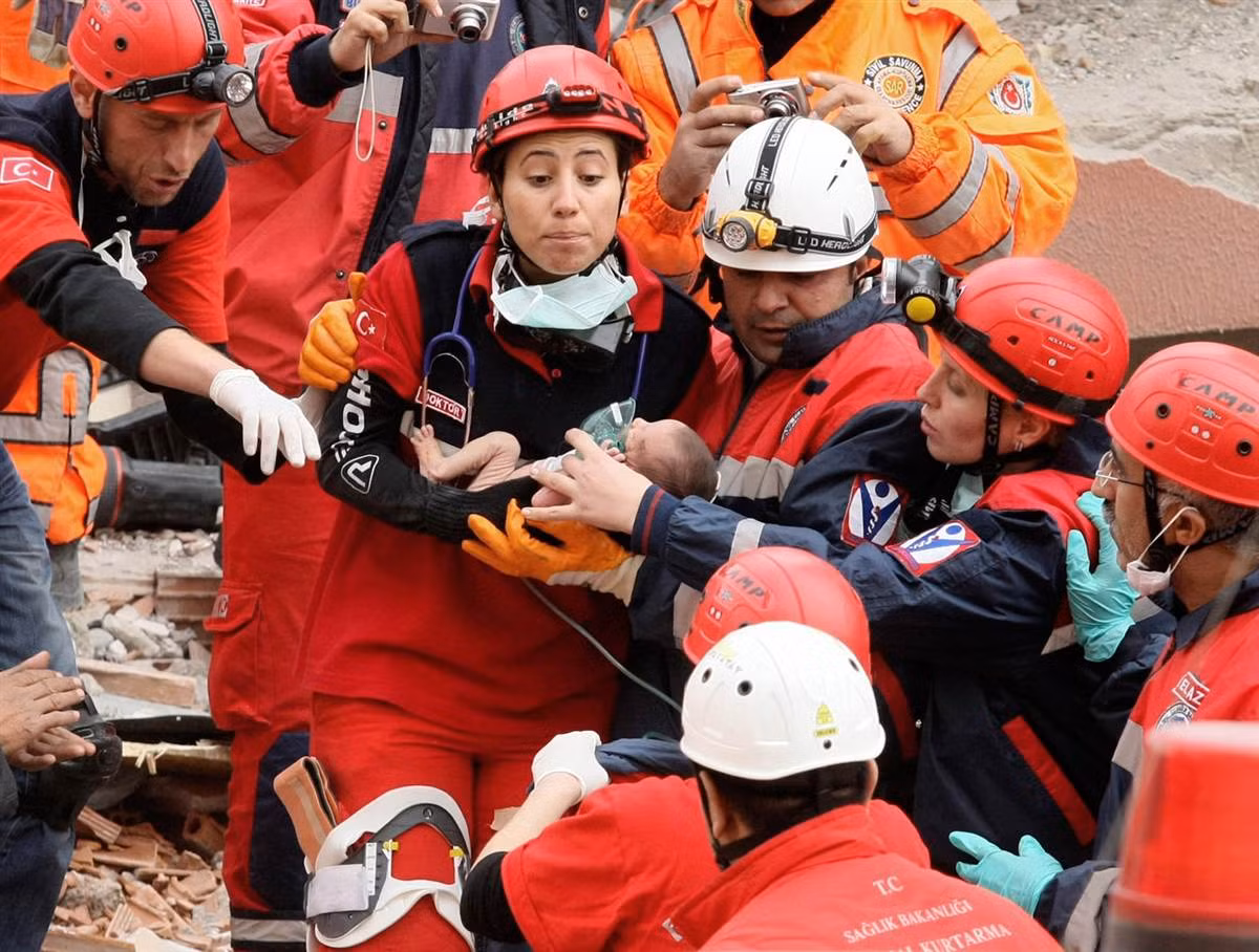 Một cháu bé mới 2 tuần tuổi được nhân viên cứu hộ Thổ Nhĩ Kỳ đưa ra khỏi đống đổ nát sau 46 mắc kẹt cùng mẹ ngày 25/10/2011. Một cháu bé mới 2 tuần tuổi được nhân viên cứu hộ Thổ Nhĩ Kỳ đưa ra khỏi đống đổ nát sau 46 mắc kẹt cùng mẹ ngày 25/10/2011.