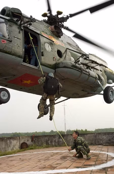 Phi công Trung đoàn 917 thực hành huấn luyện đổ bộ đường không