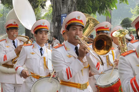 Các chiến sĩ đoàn nhạc Công an nhân dân