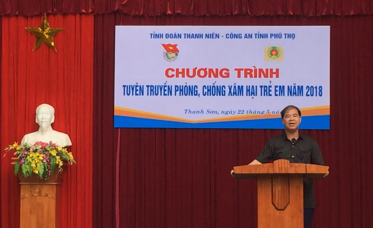 Ông Đinh Bằng My phát biểu tại trường trong một chương trình tuyên tuyền phòng chống, xâm hại trẻ em năm 2018, nhưng chính ông My lại lạm dụng tình dục với chính học sinh trường mình. Ảnh: Cổng thông tin Trường phổ thông dân tộc nội trú Trung học cơ sở Thanh Sơn. Ông Đinh Bằng My phát biểu tại trường trong một chương trình tuyên tuyền phòng chống, xâm hại trẻ em năm 2018, nhưng chính ông My lại lạm dụng tình dục với chính học sinh trường mình. Ảnh: Cổng thông tin Trường phổ thông dân tộc nội trú Trung học cơ sở Thanh Sơn.