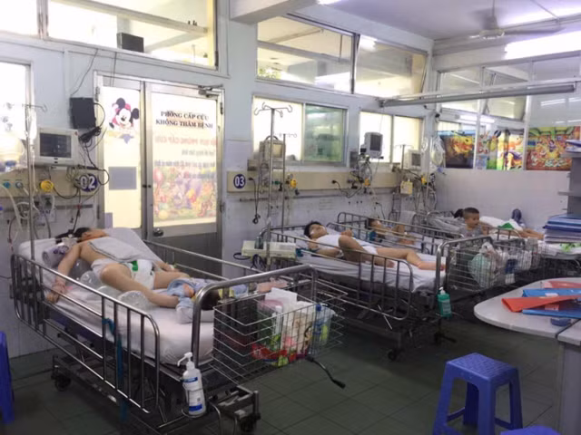 Bệnh nhân mắc tay chân miệng điều trị tại Bệnh viện Nhi đồng 1. Bệnh nhân mắc tay chân miệng điều trị tại Bệnh viện Nhi đồng 1.