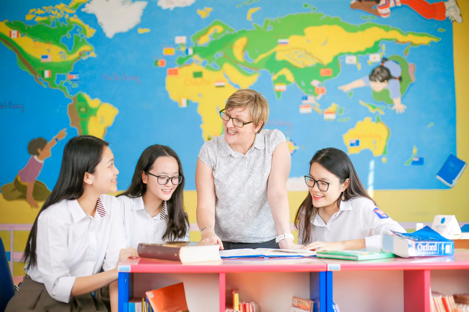Chương trình Cambridge được xem là tấm hộ chiếu hội nhập cho học sinh Việt. (Ảnh học sinh trường quốc tế Việt Úc Hà Nội của Quang Dũng)