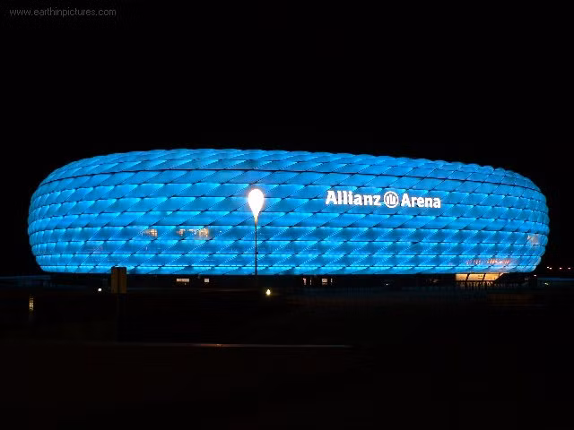 Sân Allianz Arena nằm ở phía bắc thành phố Munich, thủ bang Bavaria được khánh thành vào ngày 30/5/2005 (được xây dựng trong vòng 2 năm từ tháng 10/2002 đến tháng 5/2005) với tổng kinh phí xây dựng lên tới 340 triệu Euro. Được tạo nên từ 2874 tấm nhựa ETFE, sân có sức chứa lên tới 69.901 chỗ ngồi.