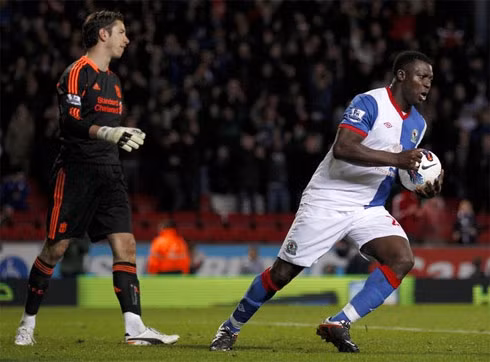 Yakubu (Chuyển tới Blackburn từ Everton dưới dạng tự do): 16 bàn thắng là thành tích mà cựu tiền đạo Everton ghi được ở Ngoại hạng Anh mùa bóng năm nay. Đây là thành công ngoài mong đợi của đội chủ sân Ewood Park, bởi trước đó anh chỉ là hàng thừa của Everton. Tuy nhiên, những đóng góp của tiền đạo người Nigeria cũng không đủ giúp “hoa hồng” trụ hạng ở mùa giải này. Yakubu (Chuyển tới Blackburn từ Everton dưới dạng tự do): 16 bàn thắng là thành tích mà cựu tiền đạo Everton ghi được ở Ngoại hạng Anh mùa bóng năm nay. Đây là thành công ngoài mong đợi của đội chủ sân Ewood Park, bởi trước đó anh chỉ là hàng thừa của Everton. Tuy nhiên, những đóng góp của tiền đạo người Nigeria cũng không đủ giúp “hoa hồng” trụ hạng ở mùa giải này.