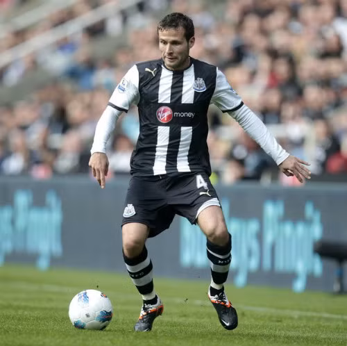 Yohan Cabaye (Chuyển tới Newcastle từ Lille với giá 4.3 triệu bảng): Ngôi sao người Pháp gốc Việt tỏa sáng rực rỡ trong màu áo Newcastle trong vai trò dẫn dắt lối chơi. Yohan Cabaye (Chuyển tới Newcastle từ Lille với giá 4.3 triệu bảng): Ngôi sao người Pháp gốc Việt tỏa sáng rực rỡ trong màu áo Newcastle trong vai trò dẫn dắt lối chơi.